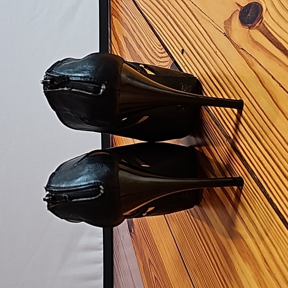 Women's Size 7, Platform Bootie, Black with Gold Details - Picture 4 of 8